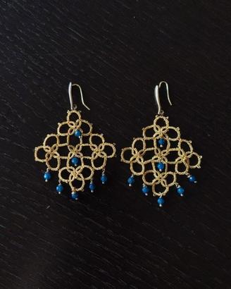 Orecchini a chiacchierino oro con perline blu