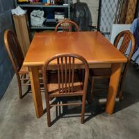 Tavolo e 4 sedie