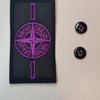 Toppa Patch Stone Island viola + 2 bottoni
