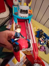 Portaerei Paw Patrol con personaggi. 