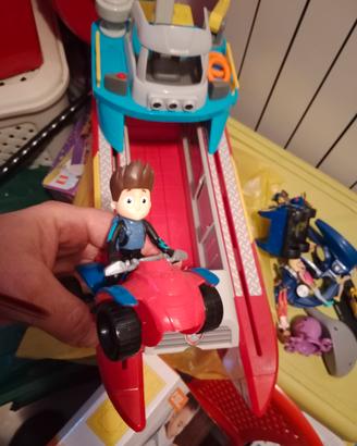 Portaerei Paw Patrol con personaggi. 
