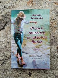 libro Oltre il muro c'è un placido fiume Tomasella