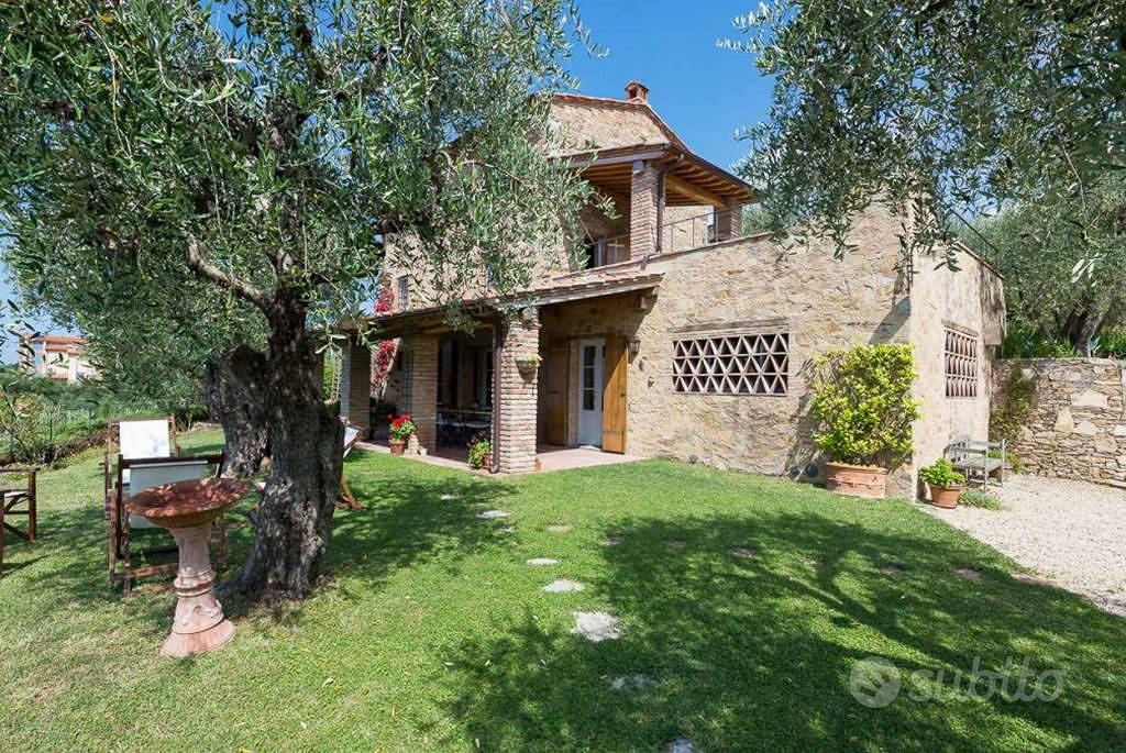 Rustico / Casale di 260 m² con più di 5 locali a M - Altro