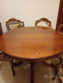 Tavolo e sedie sala da pranzo.