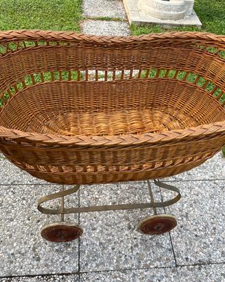 Culla in vimini anni 60 con ruote
