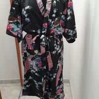 Kimono con sfondo nero con dettagli sul rosa