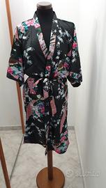Kimono con sfondo nero con dettagli sul rosa