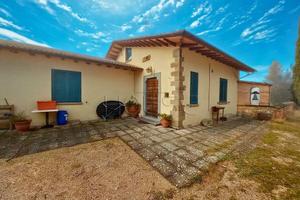Rustico / Casale di 185 m² con più di 5 locali e b