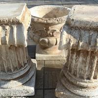 Colonne romane e rispettivi vasi