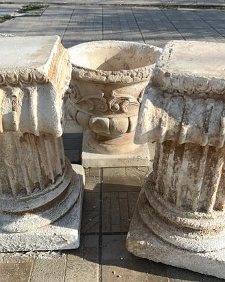 Colonne romane e rispettivi vasi