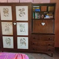 Antico armadio vintage, con scrittoio e cassetti