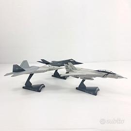 Lotto 3 modellini di aerei militari con supporto