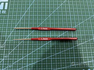 Uncinetti per lavoro a maglia (2,5mm e 1,3mm)