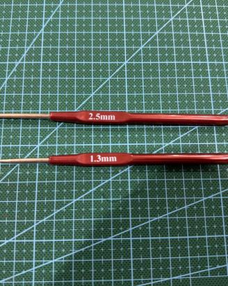 Uncinetti per lavoro a maglia (2,5mm e 1,3mm)