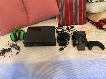 Xbox ONE 500 GB, 3 joystick, cuffie Razer Kraken