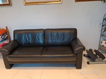 Divano nero in vera pelle