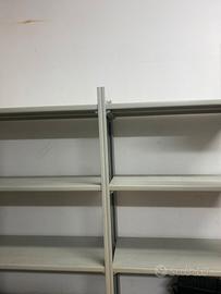 Set completo di scaffalature metalliche