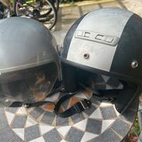 Coppia di caschi ideali per vespa