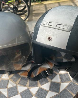Coppia di caschi ideali per vespa
