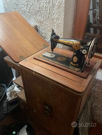 Macchina da cucire d'epoca Singer con mobile legno