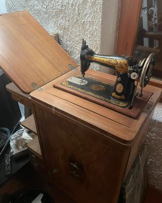 Macchina da cucire d'epoca Singer con mobile legno