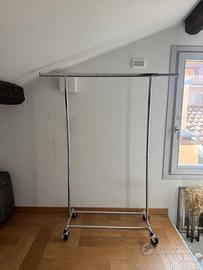 Appendiabiti estensibile con ruote