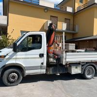 AUTOCARRO IVECO DAILY 65-C15 CON GRU E RIBALDABILE