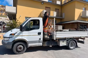 AUTOCARRO IVECO DAILY 65-C15 CON GRU E RIBALDABILE