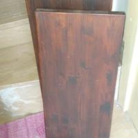 Mensole in legno e supporti in ferro battuto