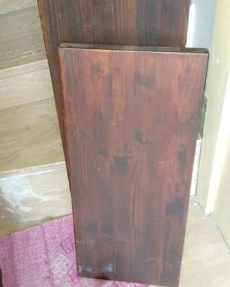 Mensole in legno e supporti in ferro battuto