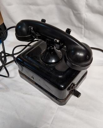 Telefono antico in metallo