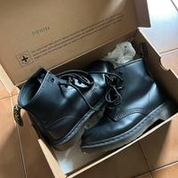Dr. Martens anfibi neri pelle morbida 38