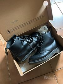 Dr. Martens anfibi neri pelle morbida 38