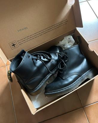 Dr. Martens anfibi neri pelle morbida 38