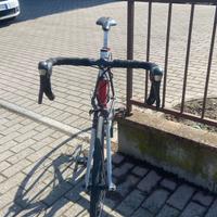 Bici da corsa in alluminio con Shimano 105 10v