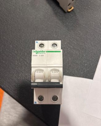 Magnetotermico C20 Schneider electric IK60N