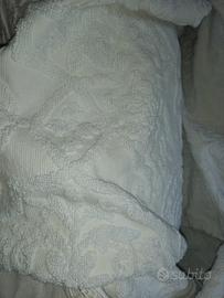 Copri letto, con centrino fatto a mano. 