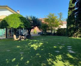 Stupenda villa con parco e veranda