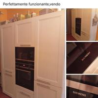 Credenza con elettrodomestici e cucina completa