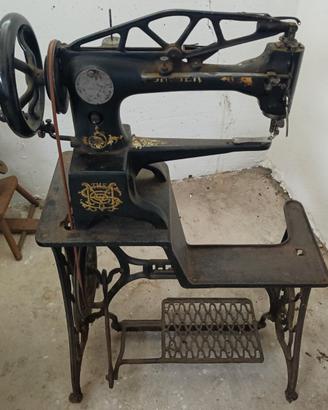 Macchina da cucire d'epoca per calzolaio
