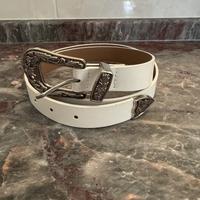 Cintura bianca con fibbia di metallo