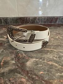 Cintura bianca con fibbia di metallo