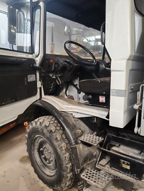 UNIMOG 4x4 con allestimentospargisale e Lama neve