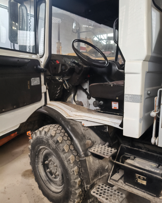 UNIMOG 4x4 con allestimentospargisale e Lama neve