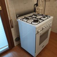 Cucina con 4 fuochi a gas e forno elettrico GLEM