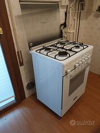 Cucina con 4 fuochi a gas e forno elettrico GLEM