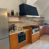 cucina in legno con top in marmo