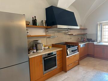 cucina in legno con top in marmo