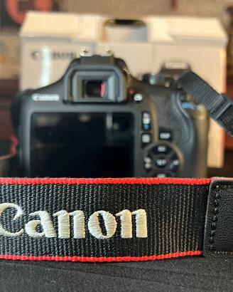 Canon EOS 2000D con obiettivo 18-55mm