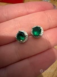 Orecchini con pietra verde